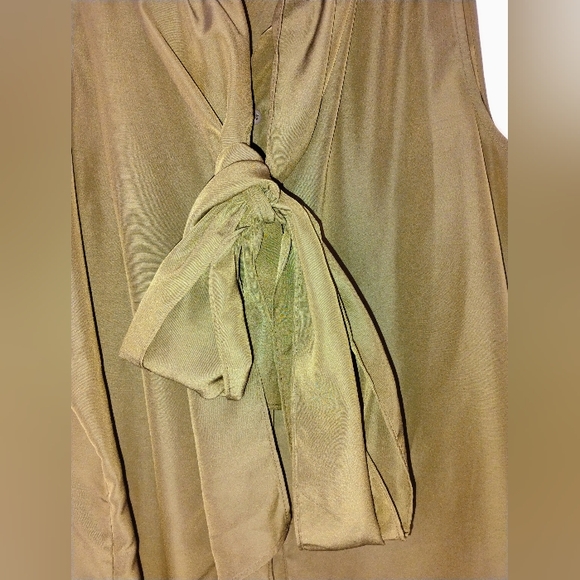 Eva Mendes Medium Olive Green Sleeveless Blouse with Bow - Picture 4 of 5